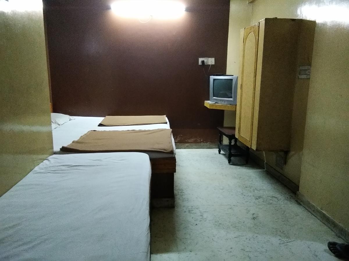 C.B Deluxe Lodge Бангалор Экстерьер фото