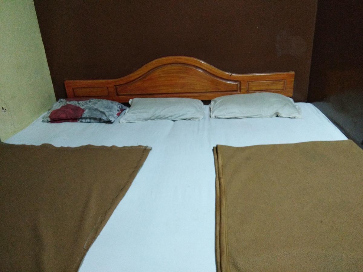C.B Deluxe Lodge Бангалор Экстерьер фото