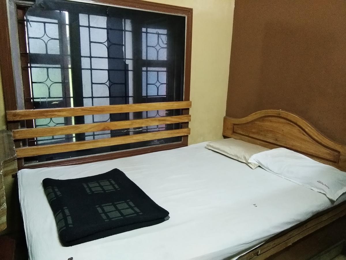 C.B Deluxe Lodge Бангалор Экстерьер фото