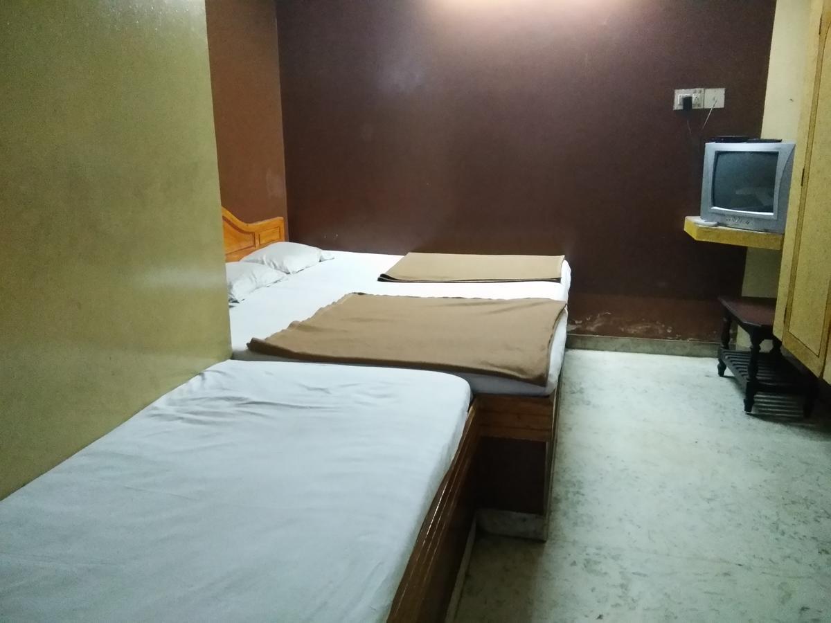 C.B Deluxe Lodge Бангалор Экстерьер фото